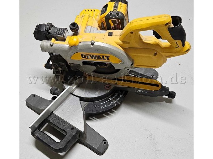 Seitenansicht Akku-Kappsäge