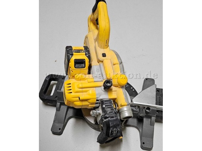 Seitenansicht Akku-Kappsäge