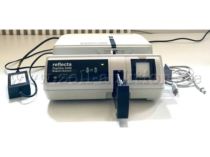 Mit Netzkabel, USB-Kabel und Dia-Magazin