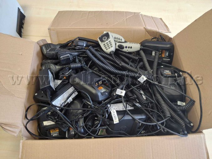 Funkgeräte Einzelladestationen und Faustmikrofone