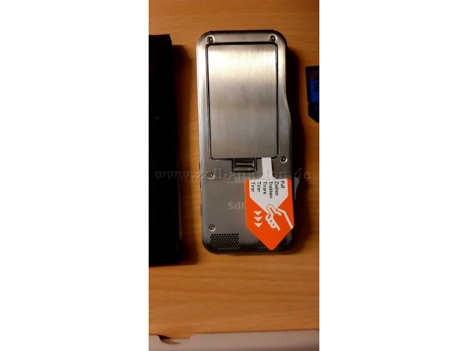 Gesamtansicht Rückseite Diktiergerät- Batteriefach geschlossen, Sicherung des unbenutzten Akkus