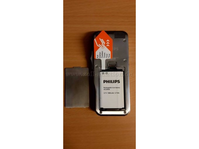 Gesamtansicht Rückseite Diktiergerät- Batteriefach geöffnet, Sicherung des unbenutzten Akkus