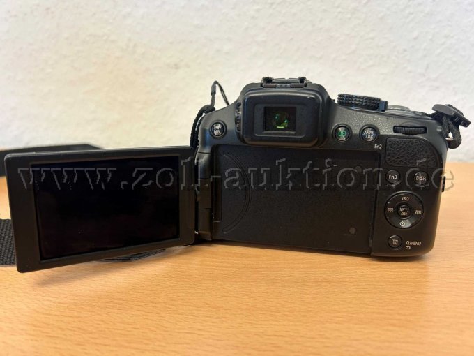 Kamera von hinten mit geöffnetem Schwenkdisplay