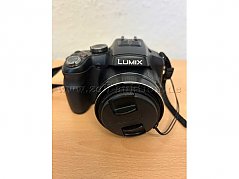 Kamera von vorne mit Objektivdeckel