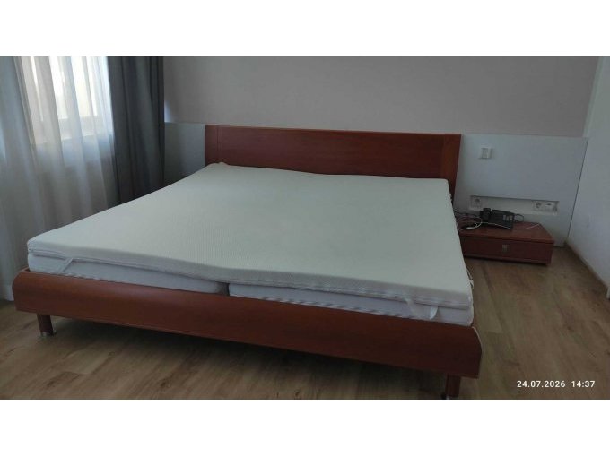 1 tweepersoonsbed met twee nachtkastjes van het merk Panthel – kavel bij Zoll-Auktion, Berlin