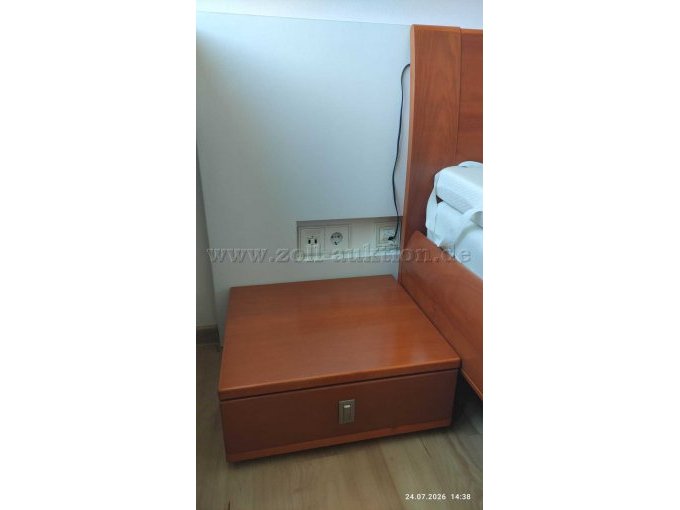 1 tweepersoonsbed met twee nachtkastjes van het merk Panthel – foto 7 – kavel bij Zoll-Auktion, Berlin