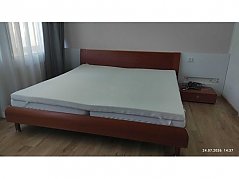 Doppelbett Gesamtansicht mit Nachttisch rechts. 2 hochwertige Matratzen auf Nachfrage, Topper nicht verfügbar