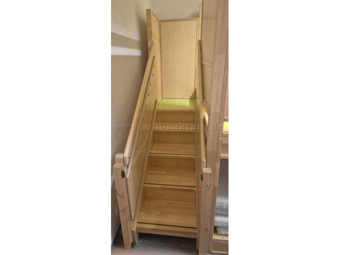 Treppe zur oberen Ebene