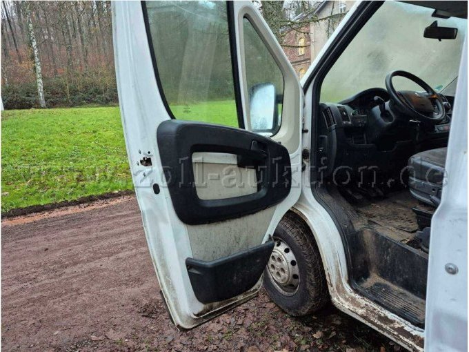 Tür vorne links, verschmutzt und verschrammt