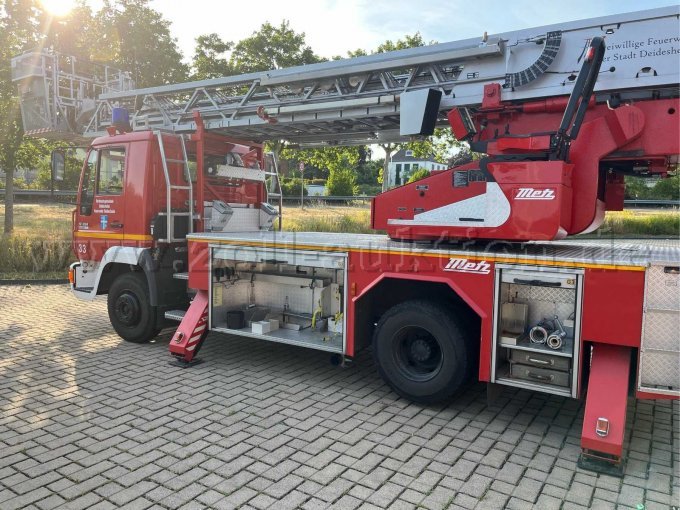 Seitenansicht mit ausgefahrenen Stützen