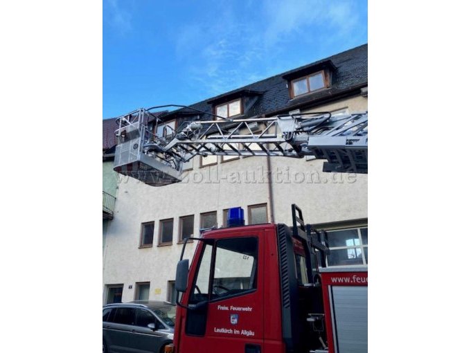 Drehleiter von der Seite.