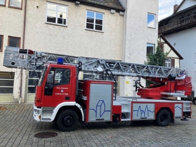 Drehleiter von der Seite.