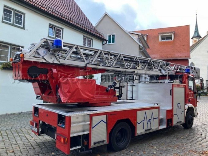 Drehleiter von der Seite.