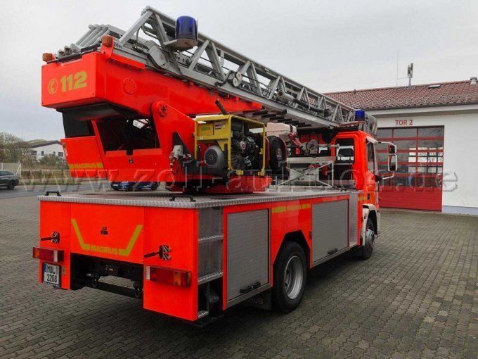 schräg hinten rechts