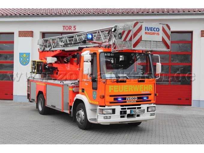 schräg vorne, eingefahrene Drehleiter