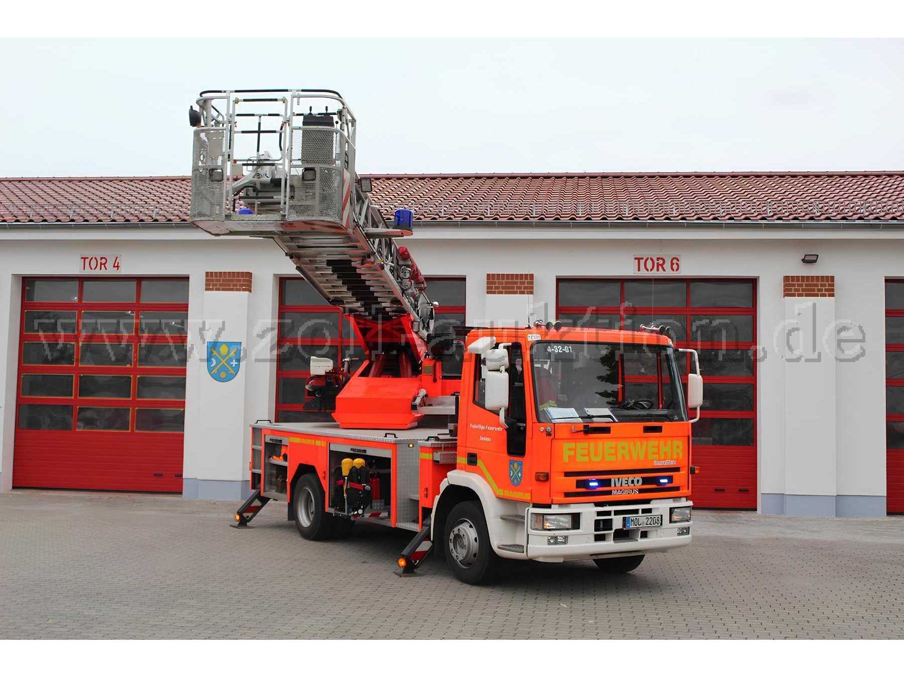 schräg vorne, ausgefahrene Drehleiter