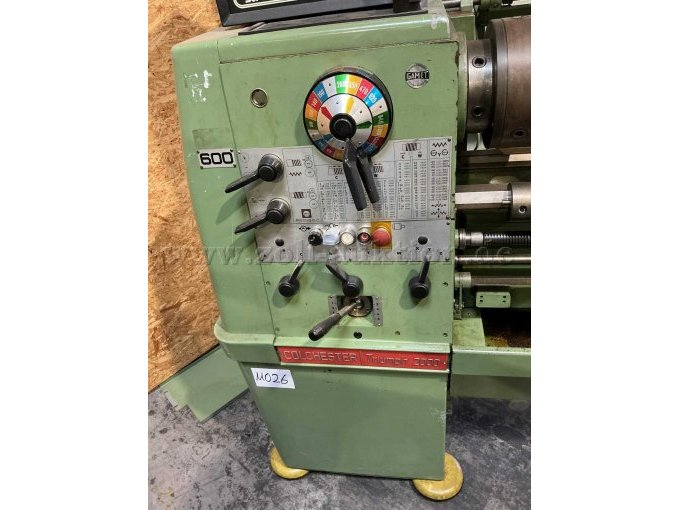 Das Bild zeigt die Einstellhebel sowie die Bedienknöpfe für die Drehmaschine. Zu erkennen sind Farbabblätterungen und die interne Maschinennummer.