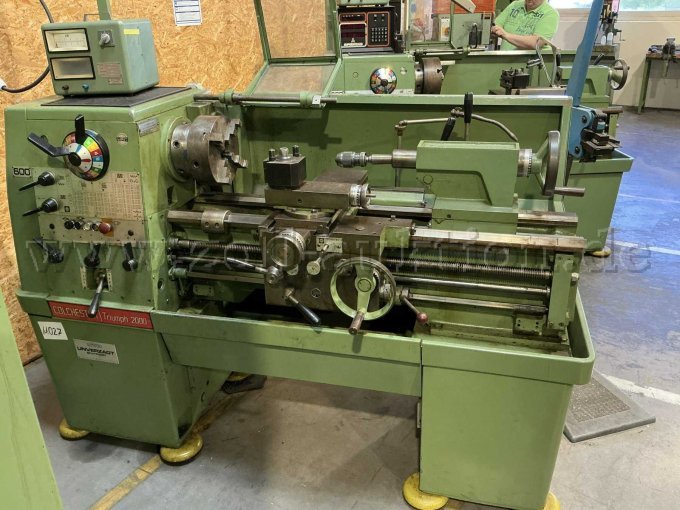 Frontalansicht der Maschine. Die Interne Maschinennummer 027 ist an der Maschine angebracht. Man erkennt Farbabblätterungen und Gebrauchsspuren. Frontalansicht der Maschine. Die Interne Maschinennummer 027 ist an der Maschine angebracht. Man erkennt Farbabblätterungen und Gebrauchsspuren.