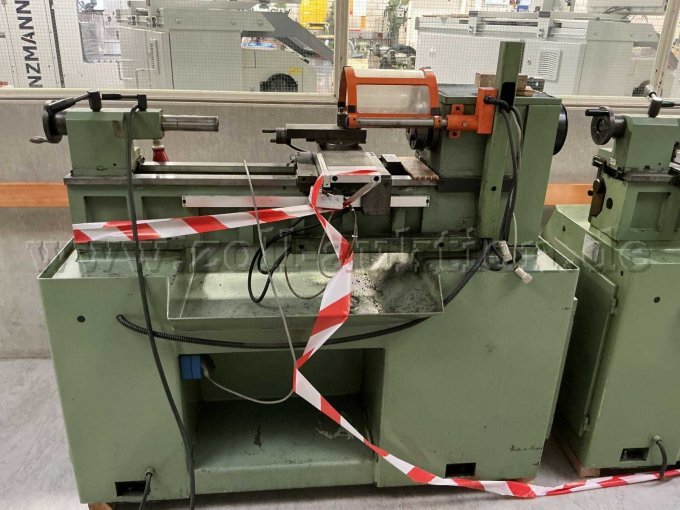 Ansicht der Maschine von vorne, es sind Verschmutzungen durch Betriebsstoffe und Farbabblätterungen in der Wanne zu erkennen.