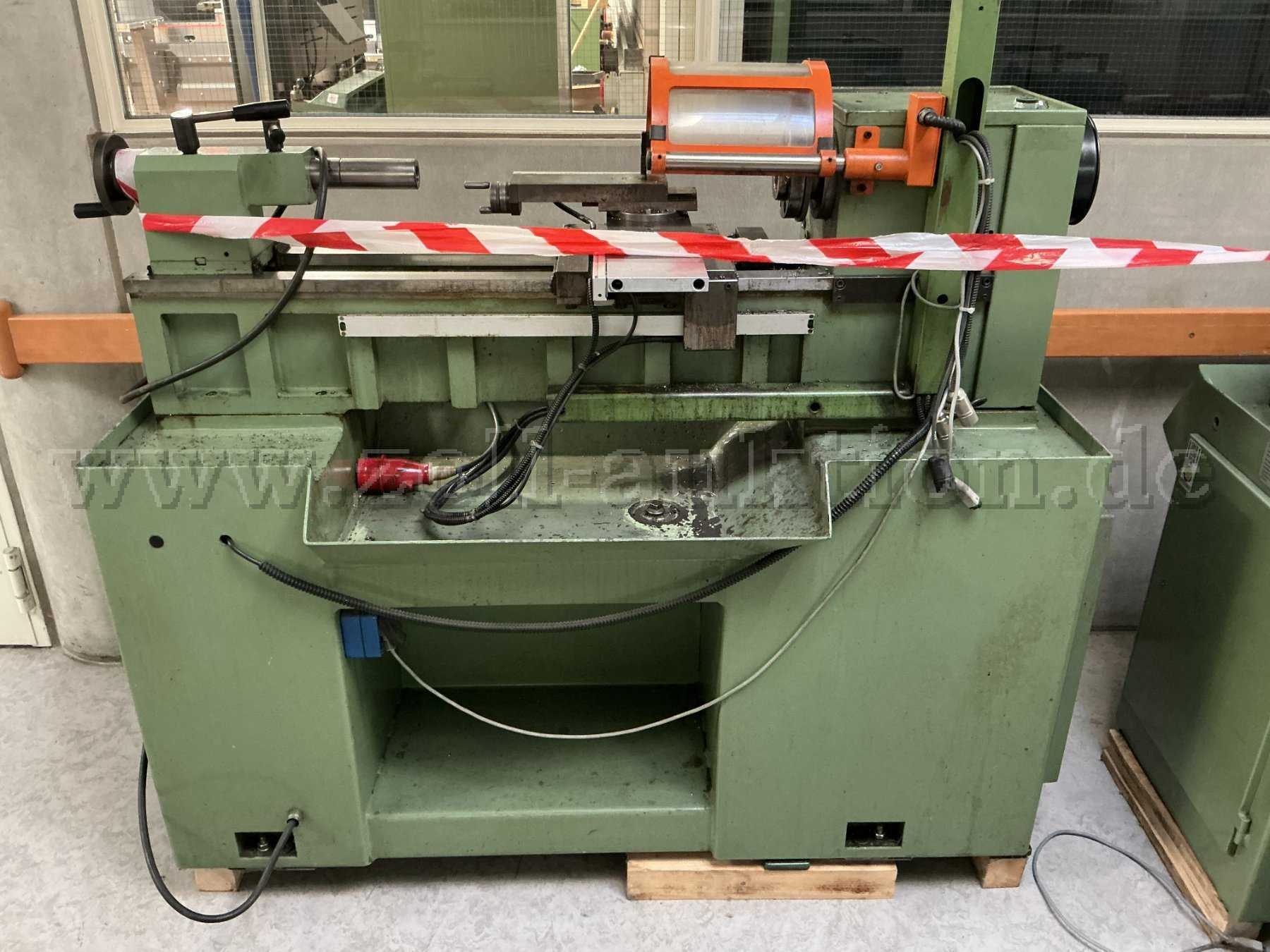 Ansicht der Maschine von vorne, es sind Verschmutzungen durch Betriebsstoffe und Farbabblätterungen in der Wanne zu erkennen.