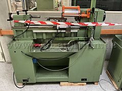 Ansicht der Maschine von vorne, es sind Verschmutzungen durch Betriebsstoffe und Farbabblätterungen in der Wanne zu erkennen.