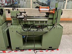 Ansicht der Maschine von vorne, es sind Verschmutzungen durch Betriebsstoffe und Farbabblätterungen in der Wanne zu erkennen.