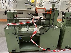 Ansicht der Maschine von vorne, es sind Verschmutzungen durch Betriebsstoffe und Farbabblätterungen in der Wanne zu erkennen.