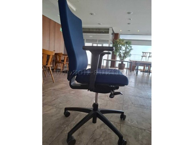 Seit Drehstuhl, schwarze Armlehnen, blauer Sitzbezug