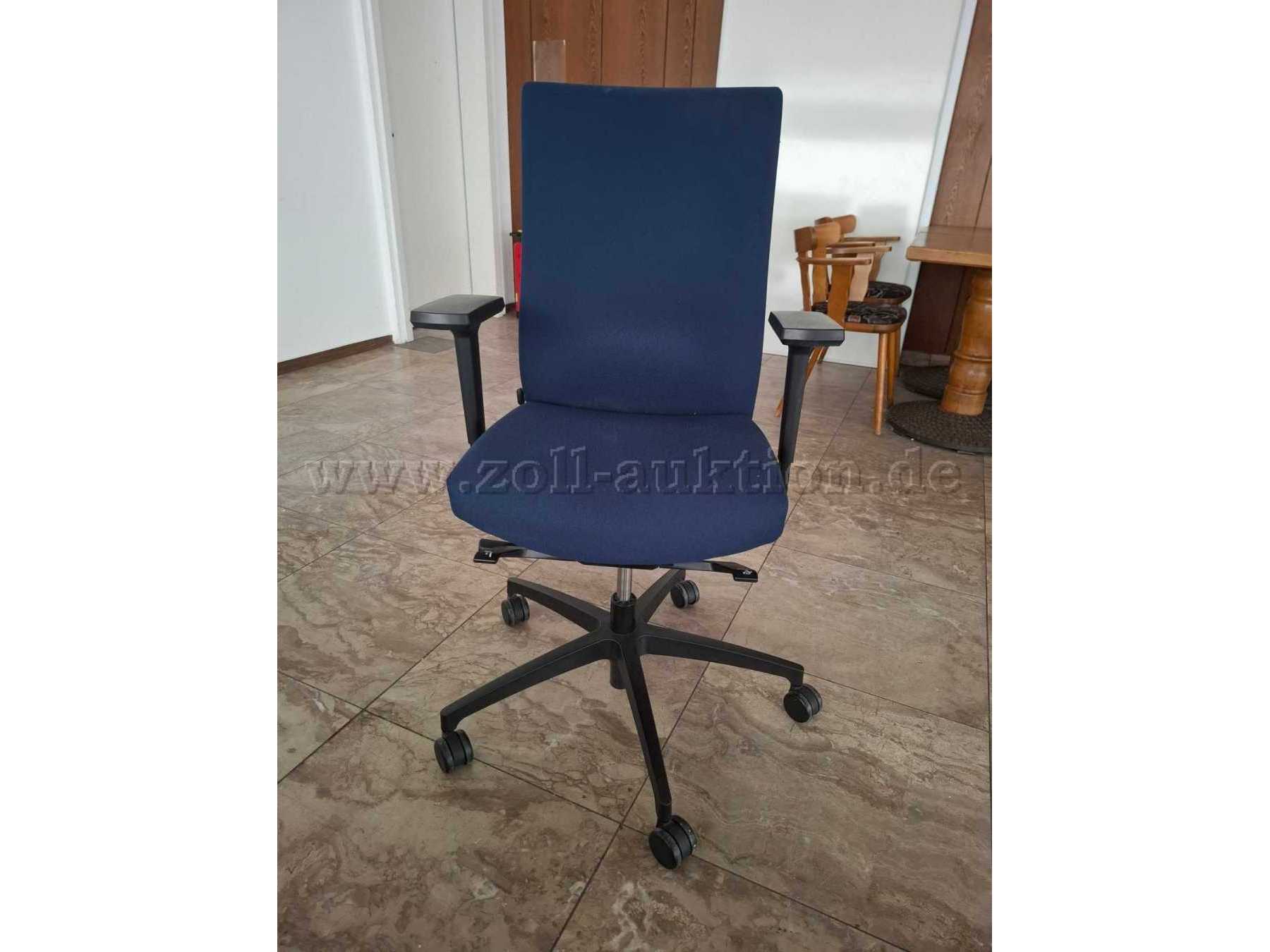 Frontansicht Drehstuhl, schwarze Armlehnen, blauer Sitzbezug