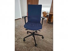 Frontansicht Drehstuhl, schwarze Armlehnen, blauer Sitzbezug