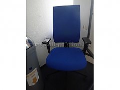 Frontansicht Drehstuhl, schwarze Armlehnen, blauer Sitzbezug