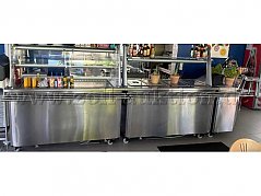 v. l. n. r. Kühltresen, Bain Marie, Kassentresen