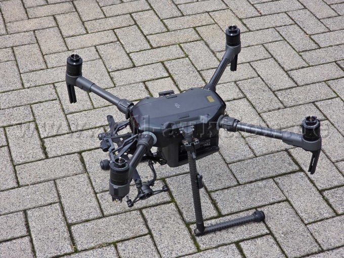 Drohne DJI Matrice 210. Schaden am Landegestell ersichtlich