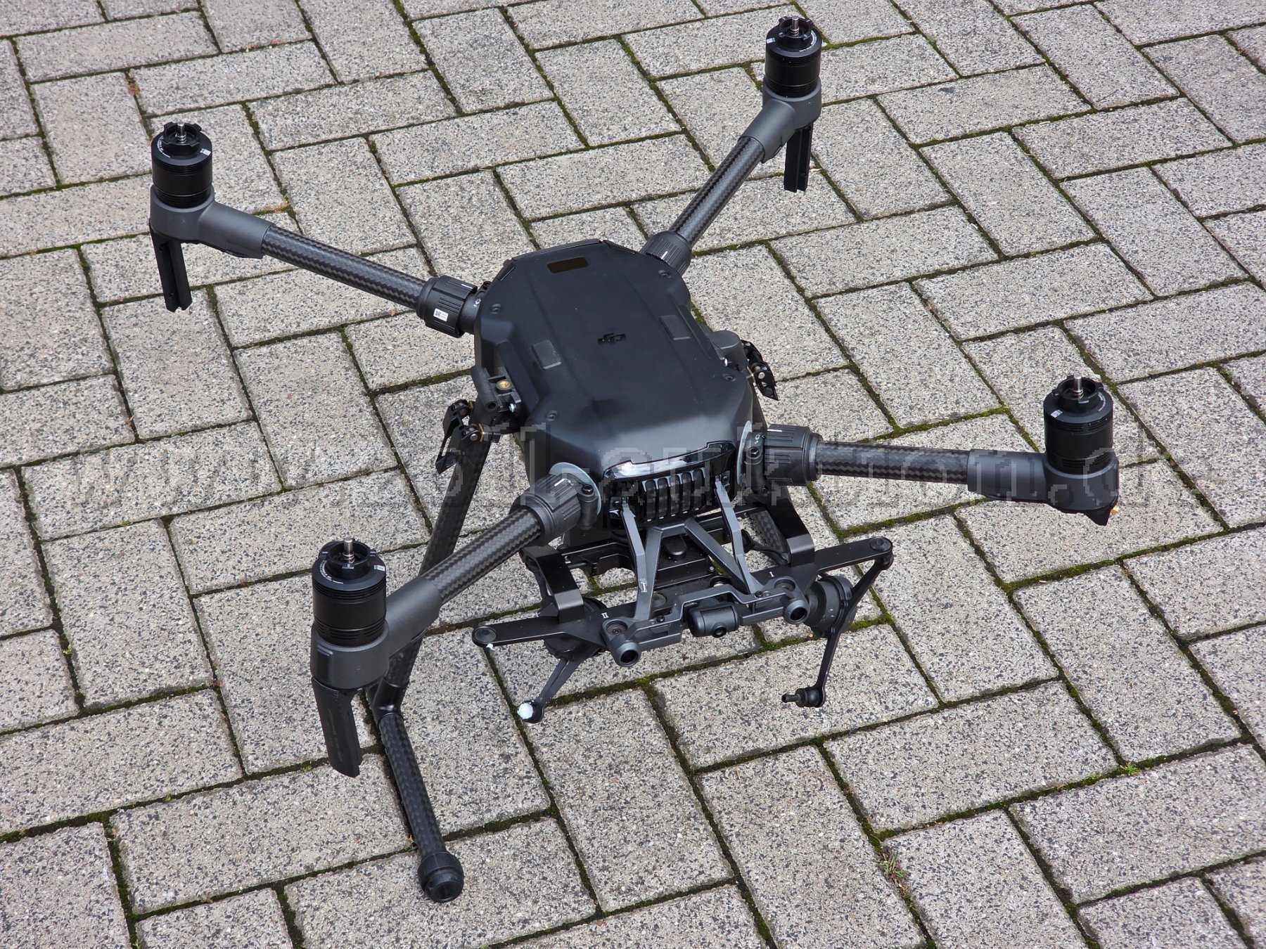 Drohne DJI Matrice 210. Schaden am Landegestell ersichtlich