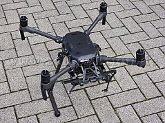 Drohne DJI Matrice 210. Schaden am Landegestell ersichtlich