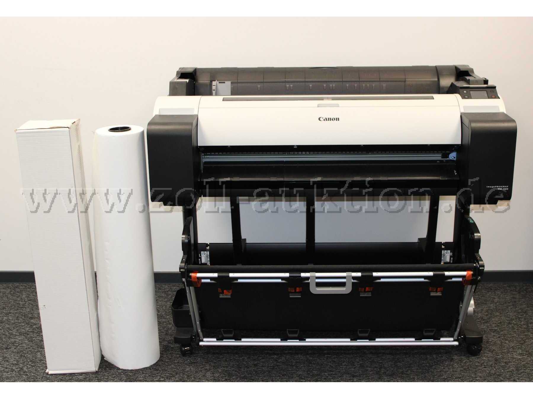 Drucker mit zwei Druckerpapierrollen.