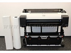 Drucker mit zwei Druckerpapierrollen.