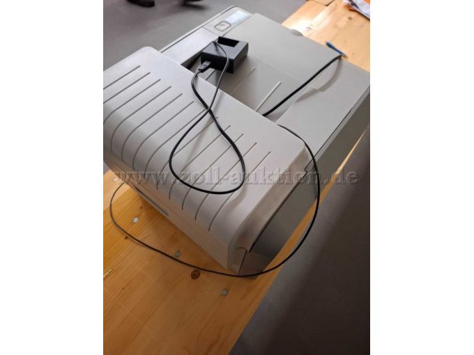 Leichtschräge Oberseite des Druckers. Man sieht den Einlauf.