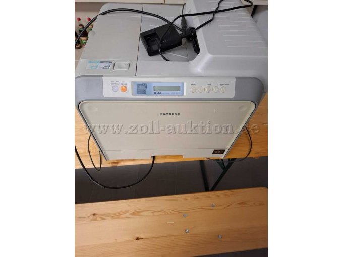 Die Vorderseite des Druckers mit den Funktionsknöpfen. Aufdruck der Marke Samsung. Kleines Display für die Statusanzeige.