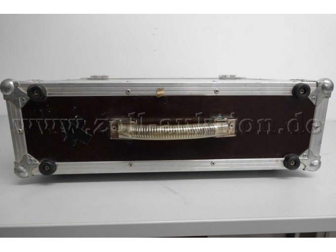 Professioneller DJ-Dual-CD-Spieler, IMG Stage Line CD 330 im Koffer mit Tragegriff.
-Deckel-Oberseite des Koffers mit Kugelecken und Tragegriff-