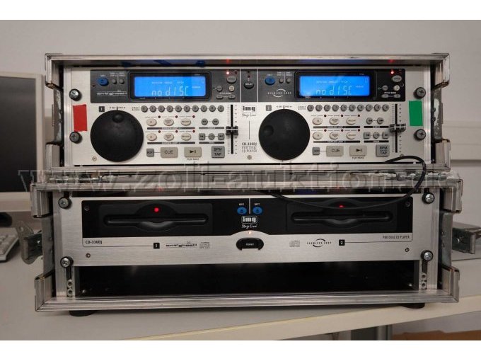 Professioneller DJ-Dual-CD-Spieler, IMG Stage Line CD 330 im Koffer; Deckel-Oberseite geöffnet. Sicht auf Doppel-CD-Player und jeweils dazugehörigen Display und Mischpult.-Gerät eingeschaltet-