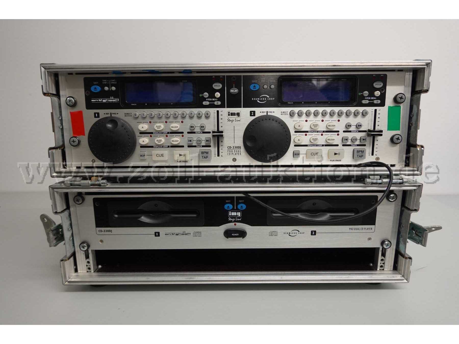 Professioneller DJ-Dual-CD-Spieler, IMG Stage Line CD 330 im Koffer; Deckel-Oberseite geöffnet. Sicht auf Doppel-CD-Player und jeweils dazugehörigen Display und Mischpult.