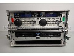 Professioneller DJ-Dual-CD-Spieler, IMG Stage Line CD 330 im Koffer; Deckel-Oberseite geöffnet. Sicht auf Doppel-CD-Player und jeweils dazugehörigen Display und Mischpult.