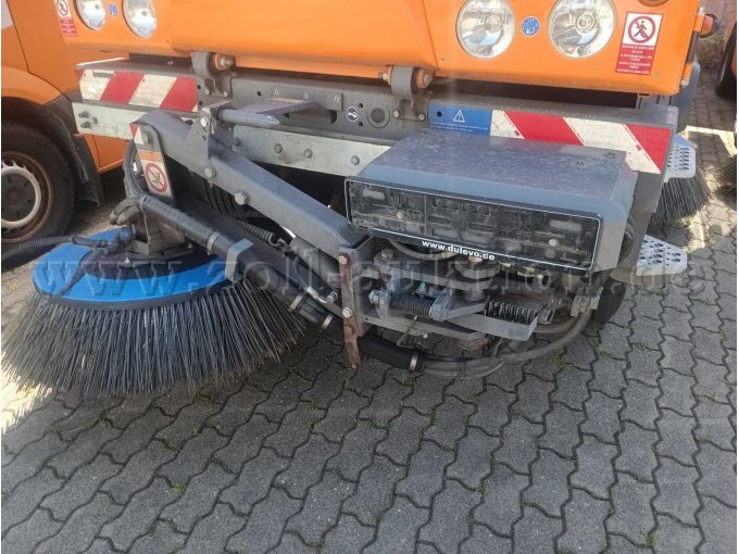 Frontbesen mit verschiebe Einrichtung und Transportsicherung
