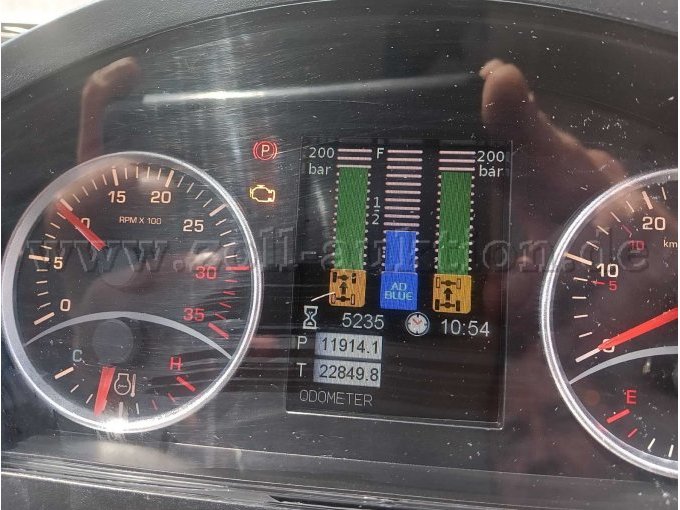 Tacho mit leuchtender Motorkontrollleuchte