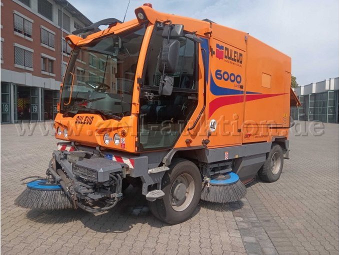 Fahrzeug von links vorn