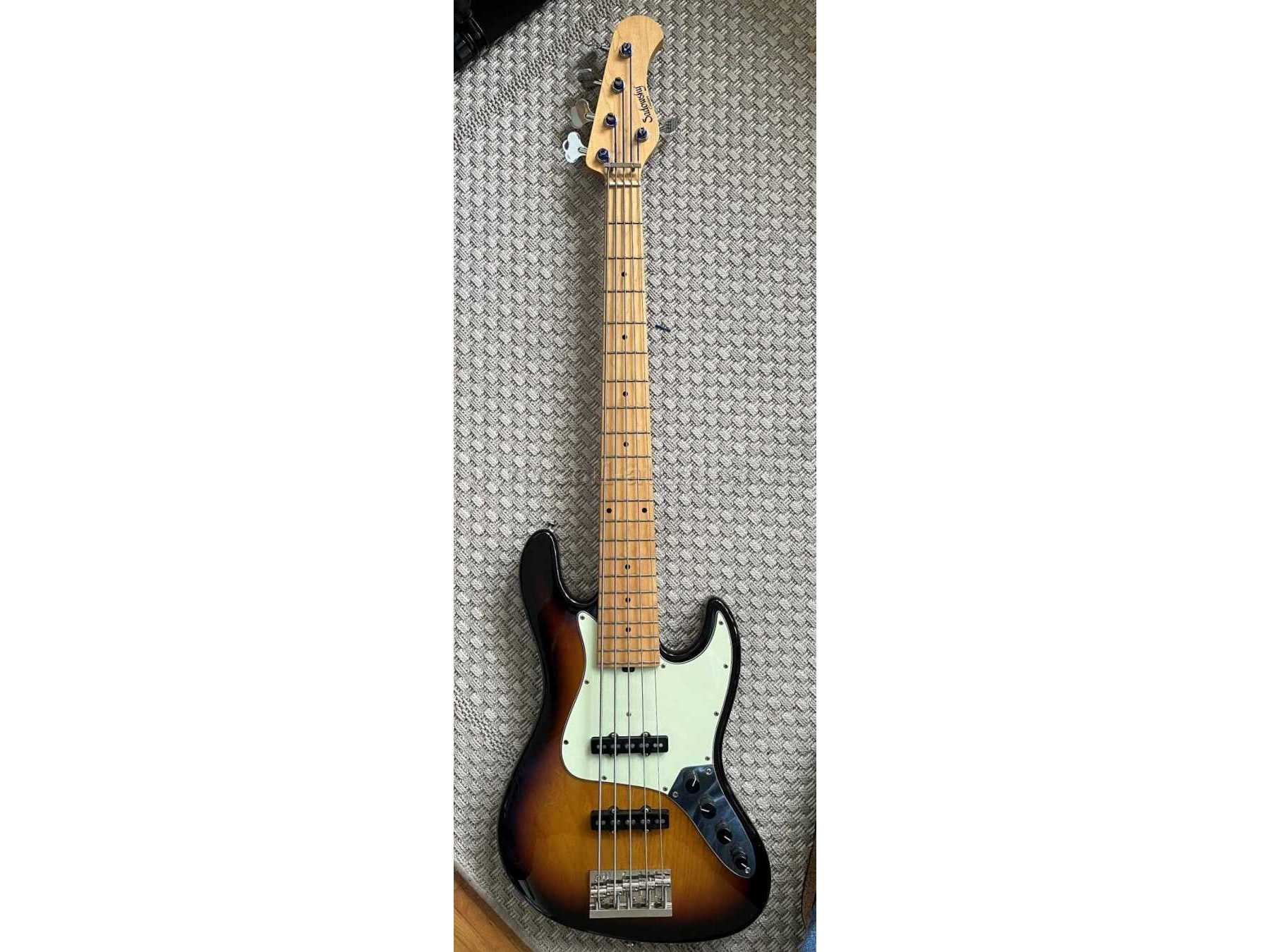 Sadowsky Bass Vorderansicht, Schriftzug "Sadowsky Guitars" zu erkennen. Keine Mängel erkennbar.