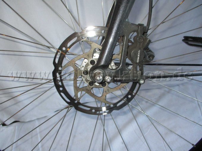 Teilansicht Vorderrad mit Scheibenbremse und Tektro Bremssattel