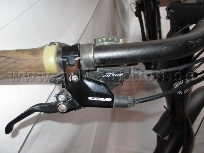 Teilansicht Lenker mit Shimano Altur Schaltung und Rideever Bremshebel