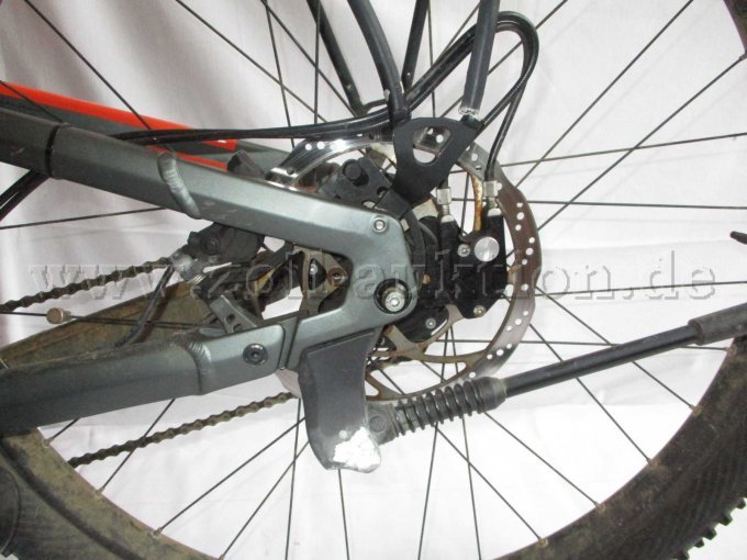 Teilansicht Hinterrad mit Scheibenbremse, Bremssattel und Fahrradständer
